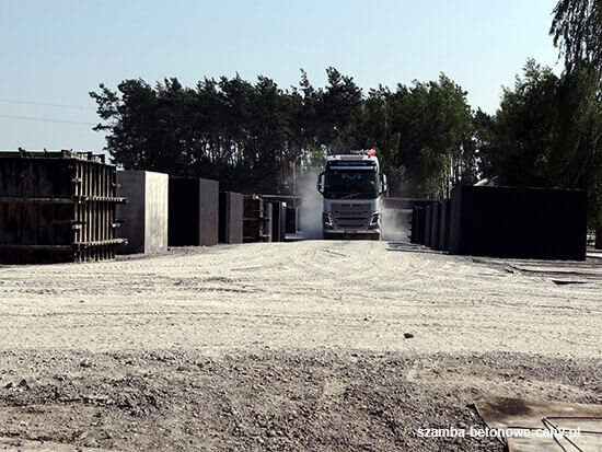 Szamba betonowe Raszków - załadunek zbiornika na transport